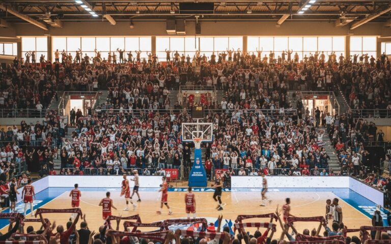 Vue de la Salle Gaston Médecin pendant un match de l'AS Monaco Basket, ambiance électrisante.